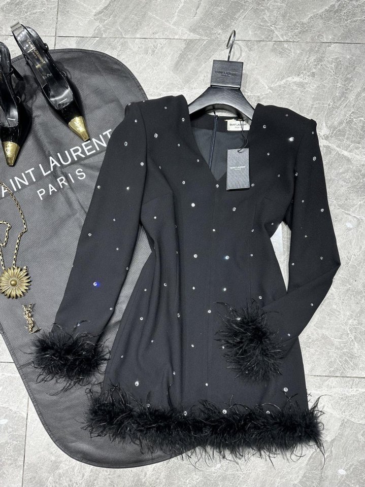 생로랑 스톤 장식 페더 트리밍 원피스