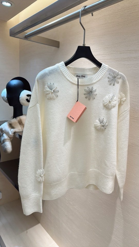 미우미우 플라워 자수 펄 니트