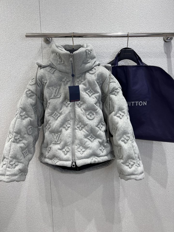 루이비통 그레이 모노그램 엠보 패딩