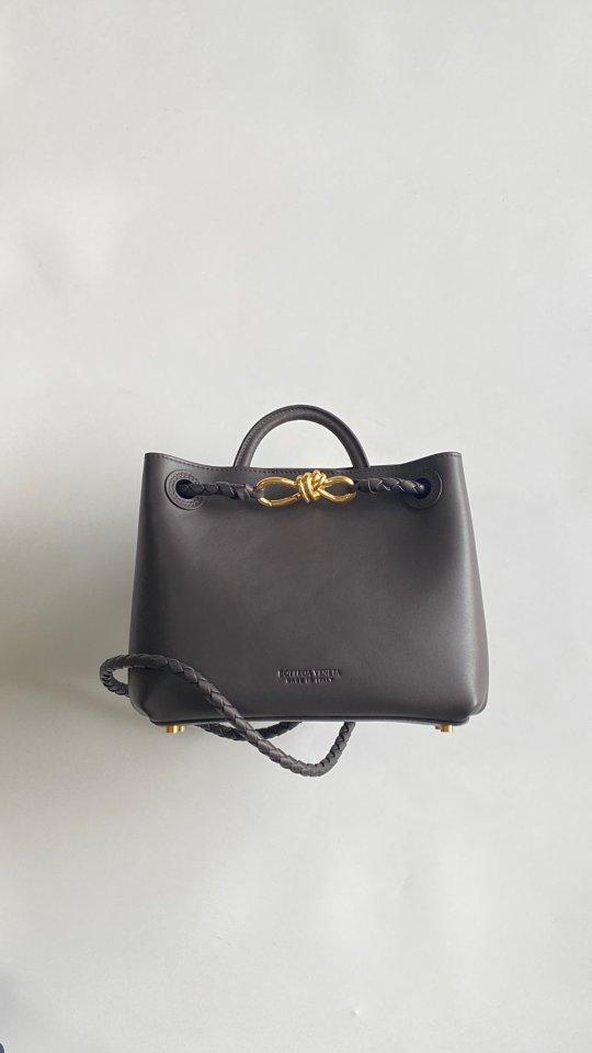 보테가 베네타 안디아모 스몰 평문 가죽