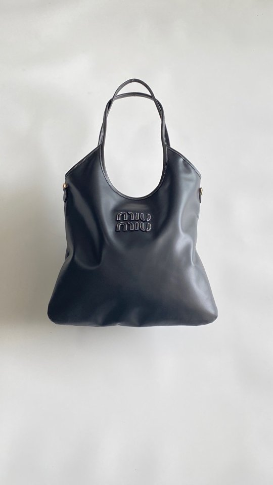 미우미우 세로형 가죽 토트 쇼핑백