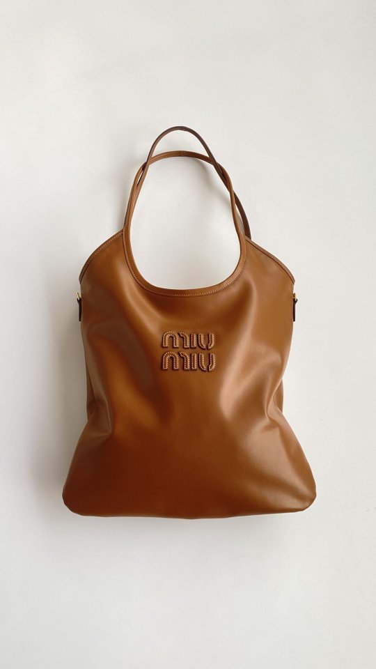 미우미우 세로형 가죽 토트 쇼핑백