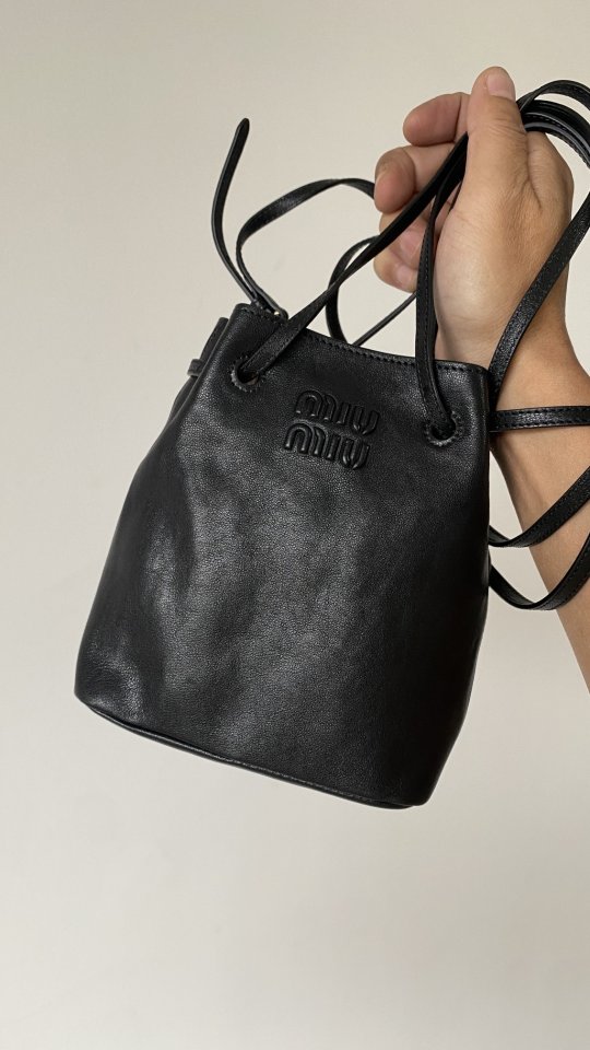 미우미우 신형 미니 버킷백