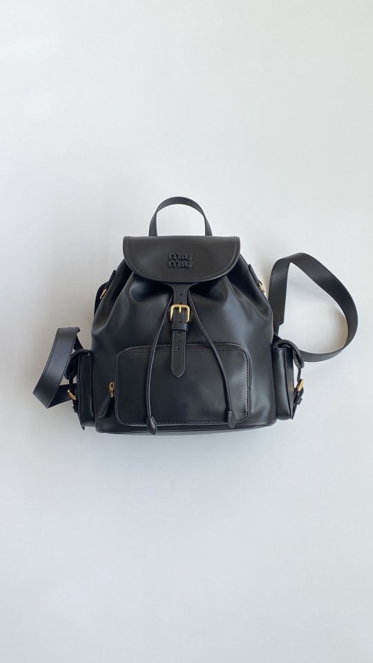 미우미우 25SS 올가죽 백팩