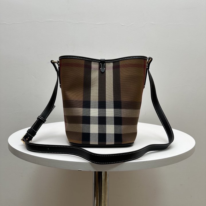 버버리 클래식 체크 버킷백