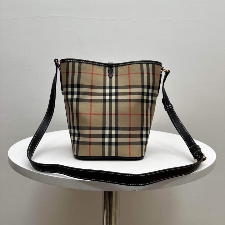 버버리 클래식 체크 버킷백