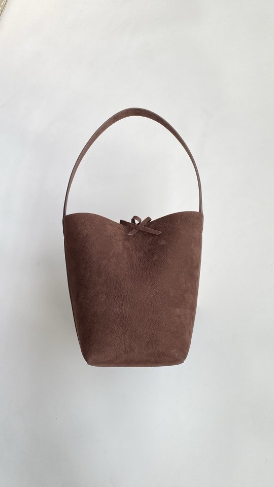 더 로우 미디엄 스웨이드 버킷백