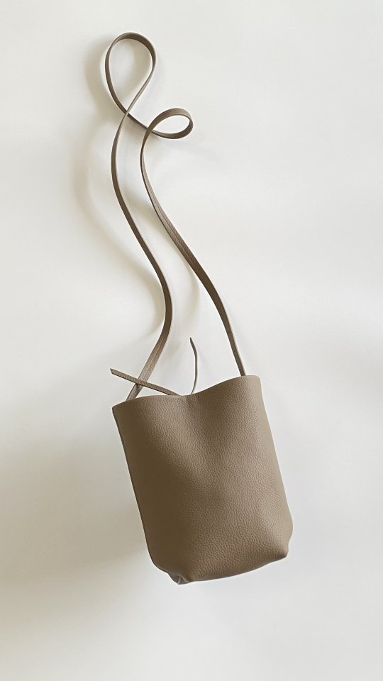 The Row N/S Park 작은 버킷백