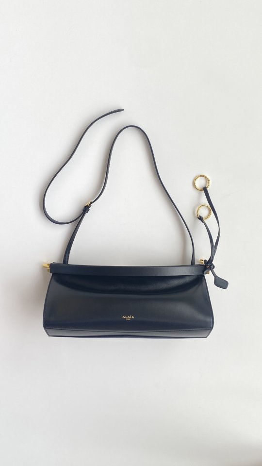 알라이아 르 클릭 미디엄 숄더백