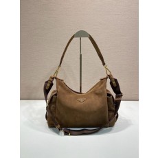 프라다 스웨이드 익스플로어 백