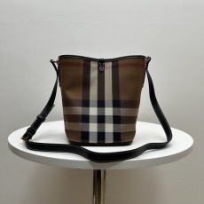버버리 클래식 체크 버킷백
