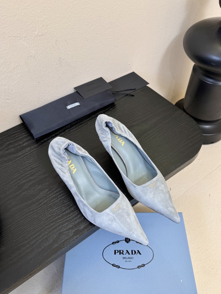 프라다 여성 삼각 로고 포인티드 하이힐