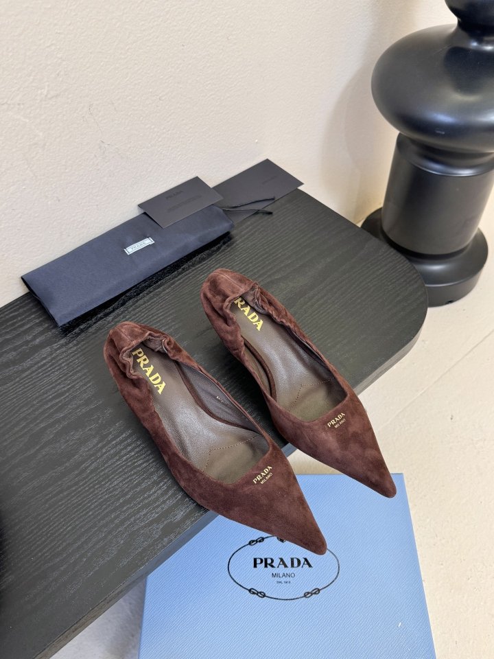 프라다 여성 삼각 로고 포인티드 힐