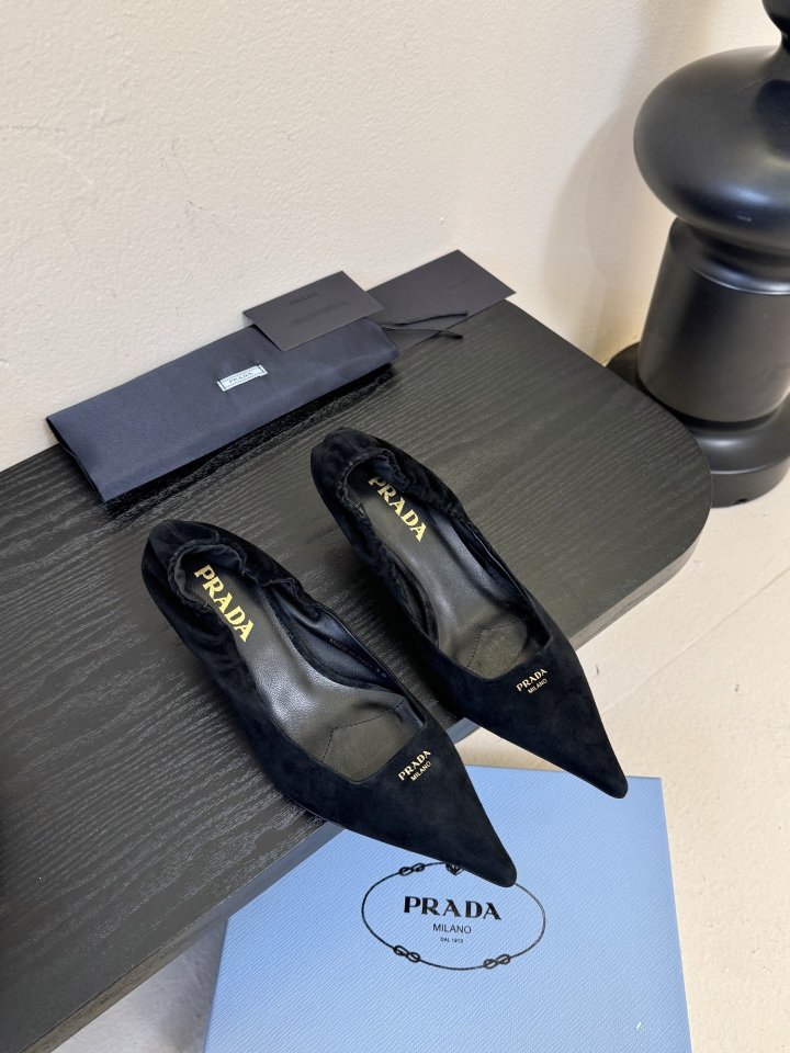 프라다 여성 삼각 로고 포인티드 힐