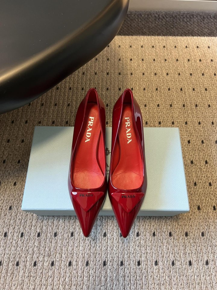 프라다 여성 삼각 로고 포인티드 힐