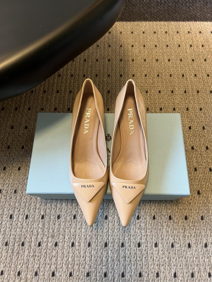 프라다 여성 삼각 로고 포인티드 힐