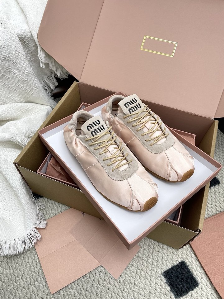 여성 미우미우 2026 SS 슬립온 독일군 스니커즈