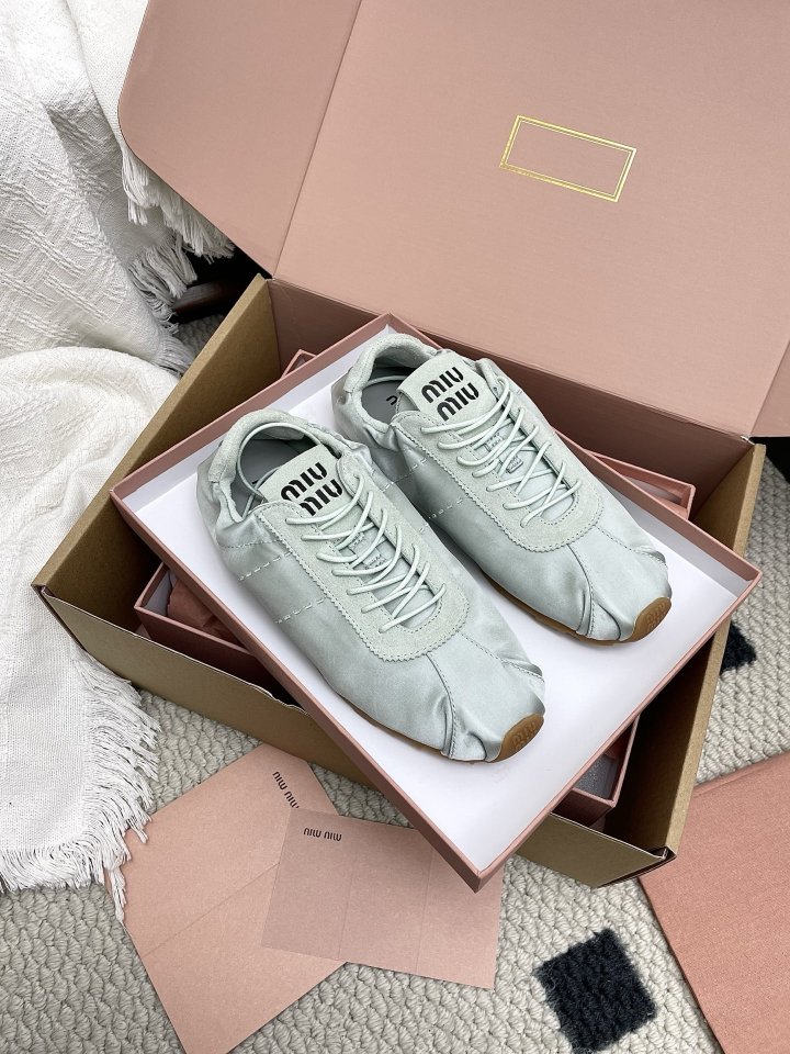 여성 미우미우 2026 SS 슬립온 독일군 스니커즈