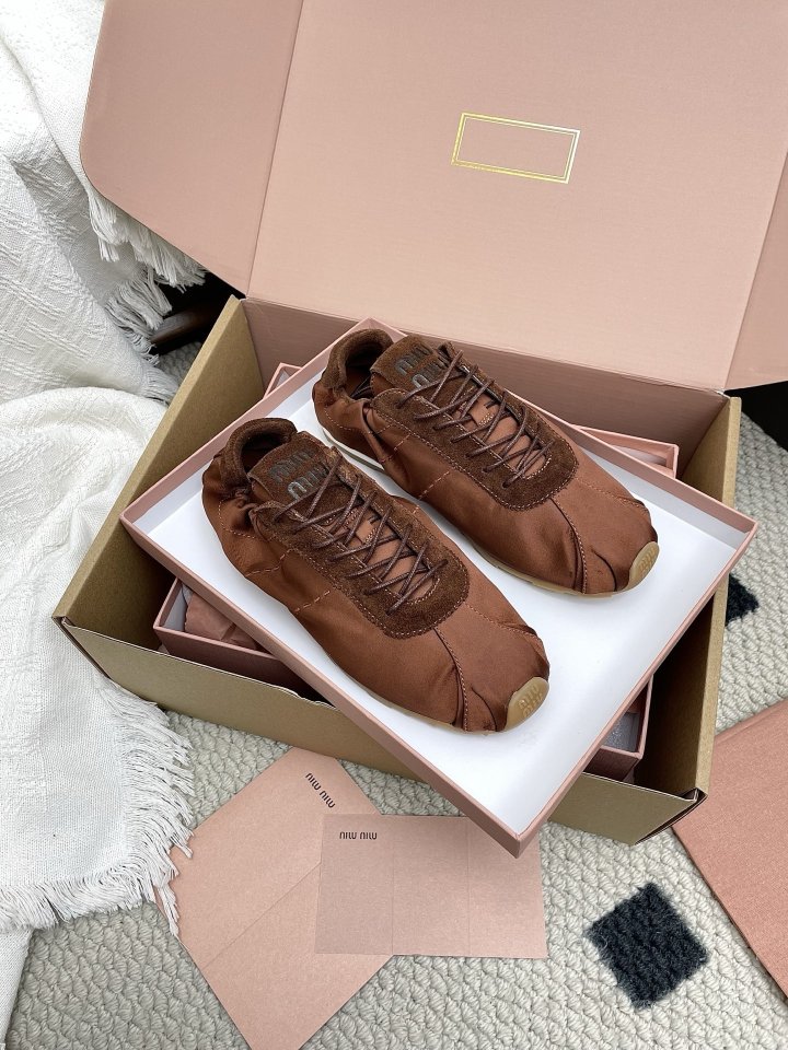 여성 미우미우 2026 SS 슬립온 독일군 스니커즈