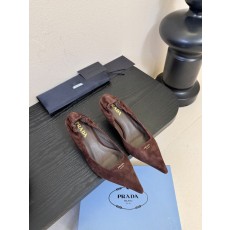 프라다 여성 삼각 로고 포인티드 힐