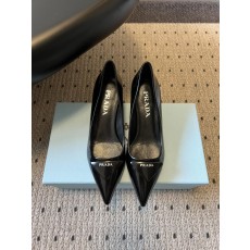 프라다 여성 삼각 로고 포인티드 힐