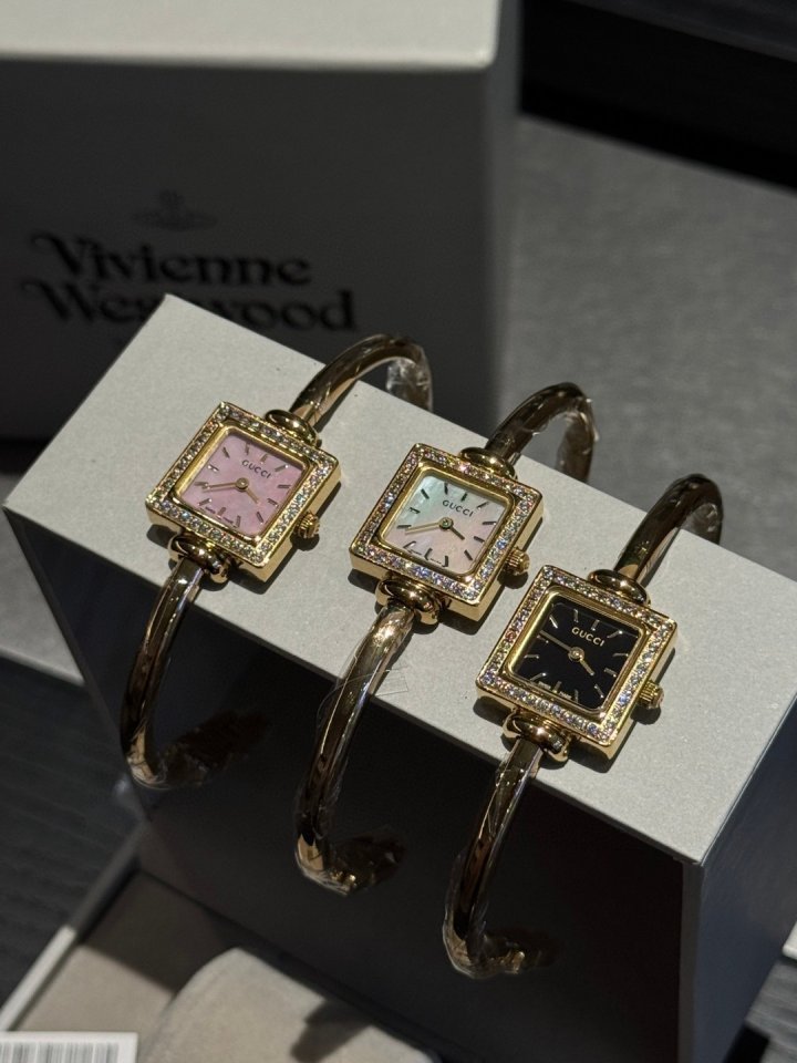 구찌 마더오브펄 스퀘어 브레이슬릿 워치