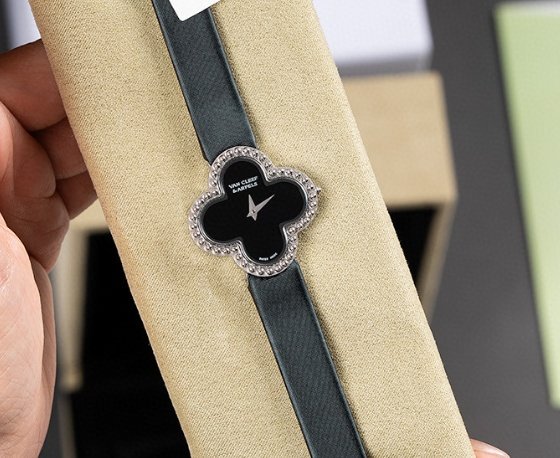 반클리프 알함브라 클래식 워치