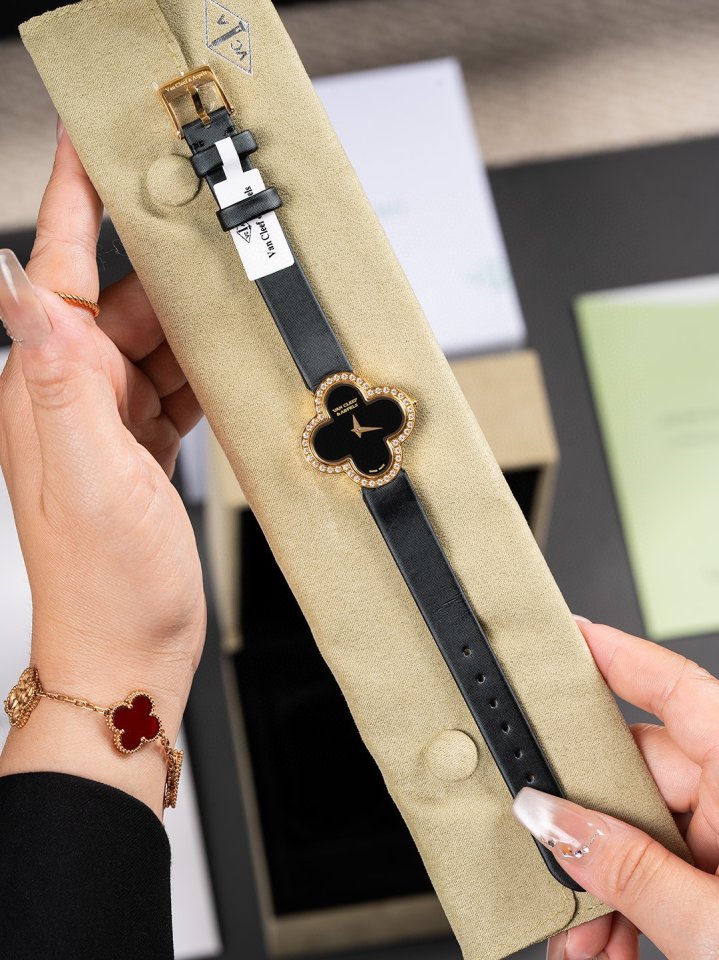 반클리프 알함브라 클래식 워치