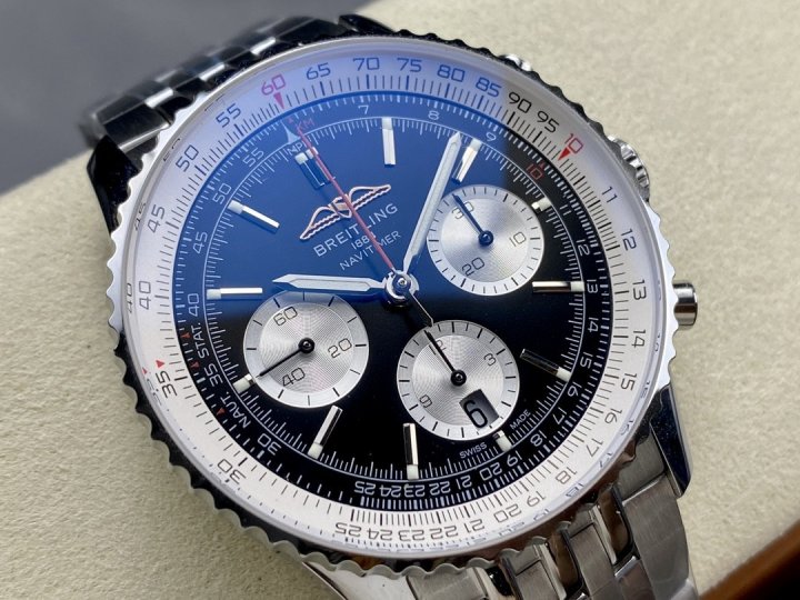 브라이틀링 나비타이머 43mm B01 크로노그래프 메탈줄버전