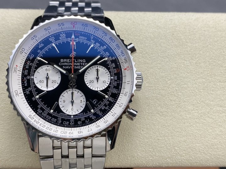 브라이틀링 나비타이머 43mm B01 크로노그래프 메탈줄버전