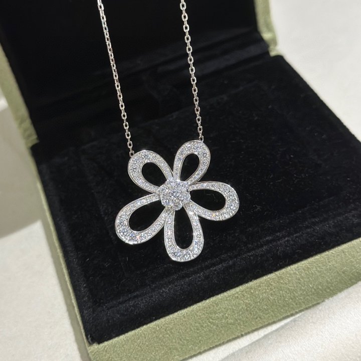 반클리프 여성 클래식 빅 플라워 풀파베 목걸이