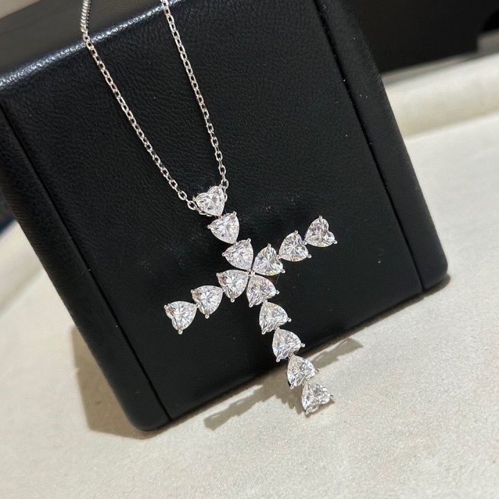 해리윈스턴 여성 클래식 하트 다이아 크로스 목걸이