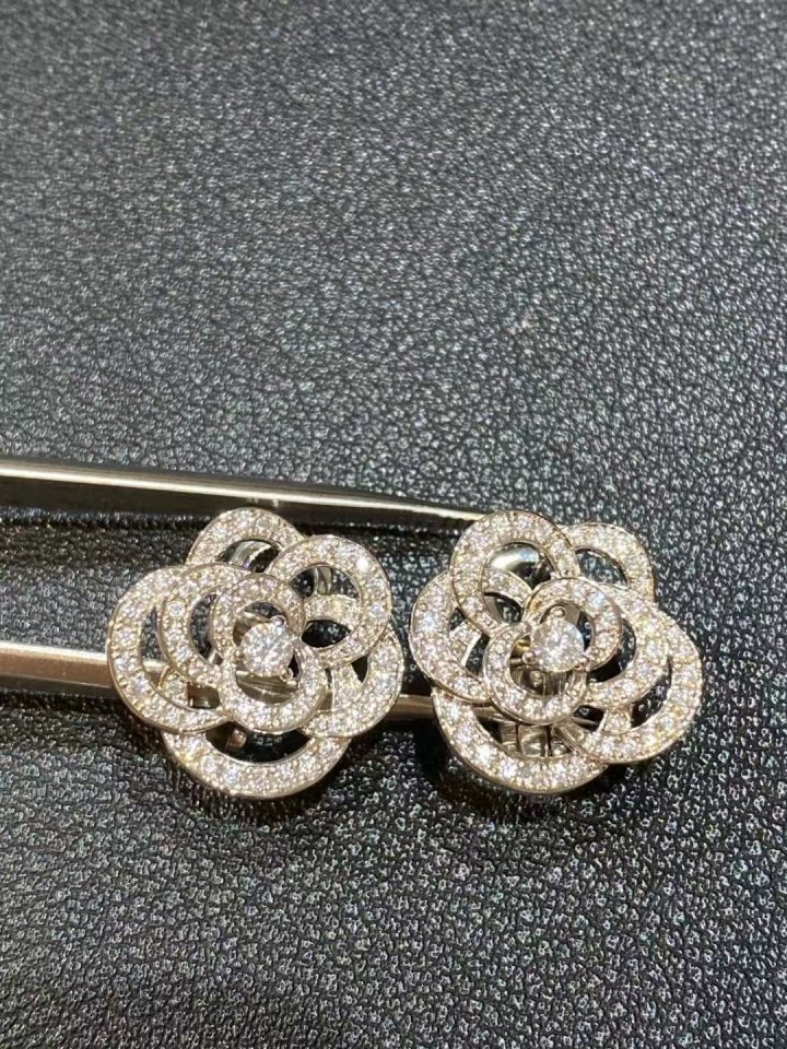 샤넬 여성 클래식 까멜리아 더블C 귀걸이