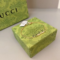 구찌 남녀공용 클래식 다이아 포인트 체인 팔찌